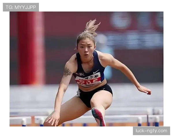 吴艳妮赛前涂指甲油的样子，真不像来拿金牌的