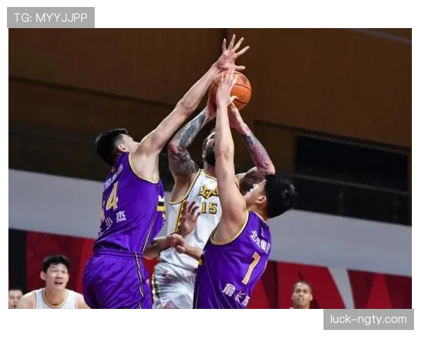 篮球手部接触判定规则详解:合法防守与犯规的界定 篮球手部接触判定规则详解:合法防守与犯规的界定